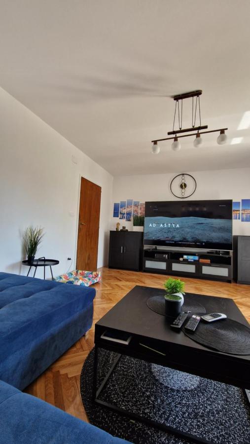 Appartement With E-cars Station *
